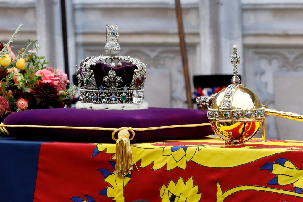 英女王出殯時，帝國皇冠（Imperial State Crown）放置在其靈柩上。 路透社