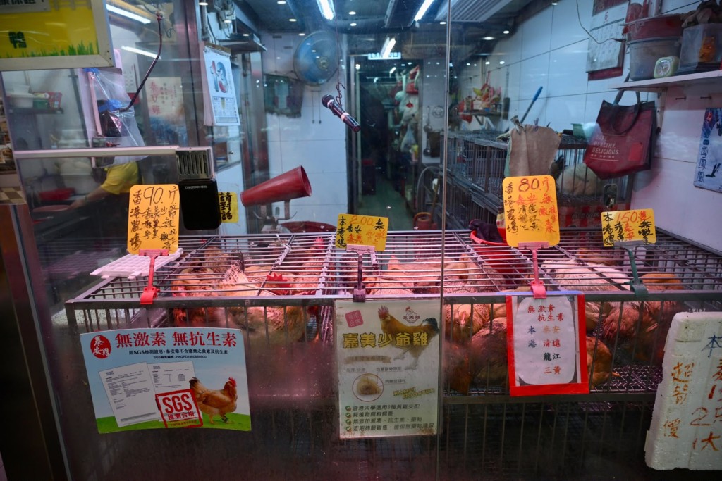 涉事禾輋雞檔如常營業。 涉事禾輋雞檔如常營業。