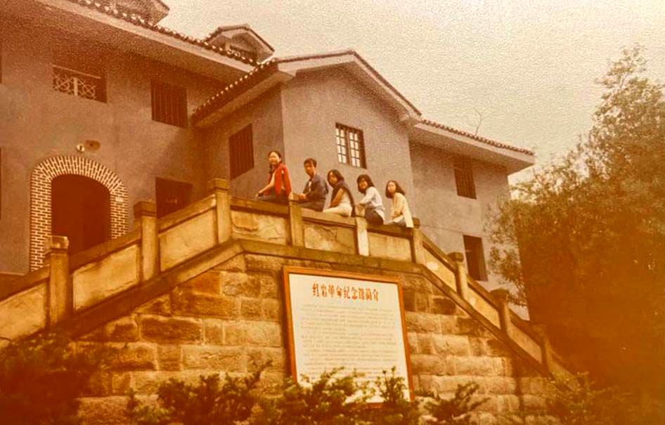 42年前,林鄭月娥曾與數名大學同學到紅岩革命紀念館。林鄭月娥fb圖片