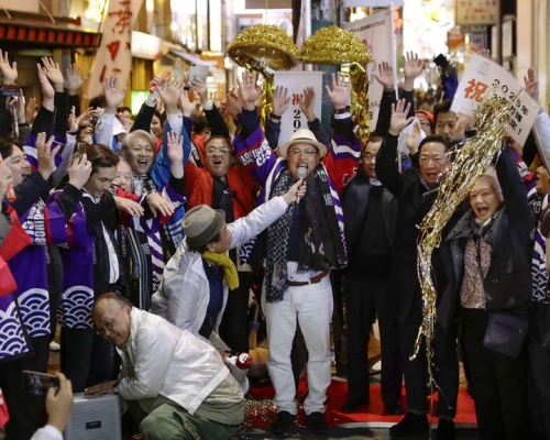 民眾在街上慶祝。