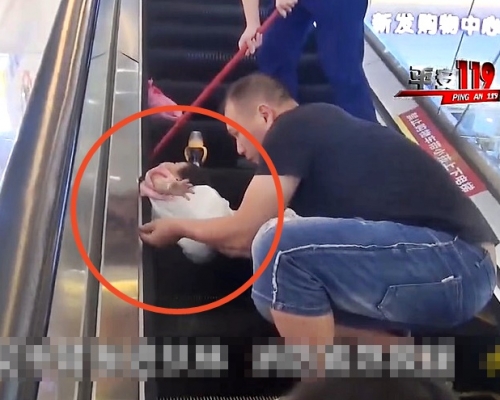 福建父母推嬰兒車搭扶手電梯,不幸發生意外,女嬰手臂慘遭捲入電梯邊。