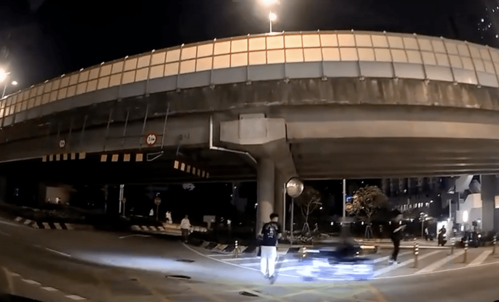 澳門一名男子駕駛電動滑板車違規橫過馬路時，遭一輛行駛中的電單車攔腰撞飛。threads@sheep_06_