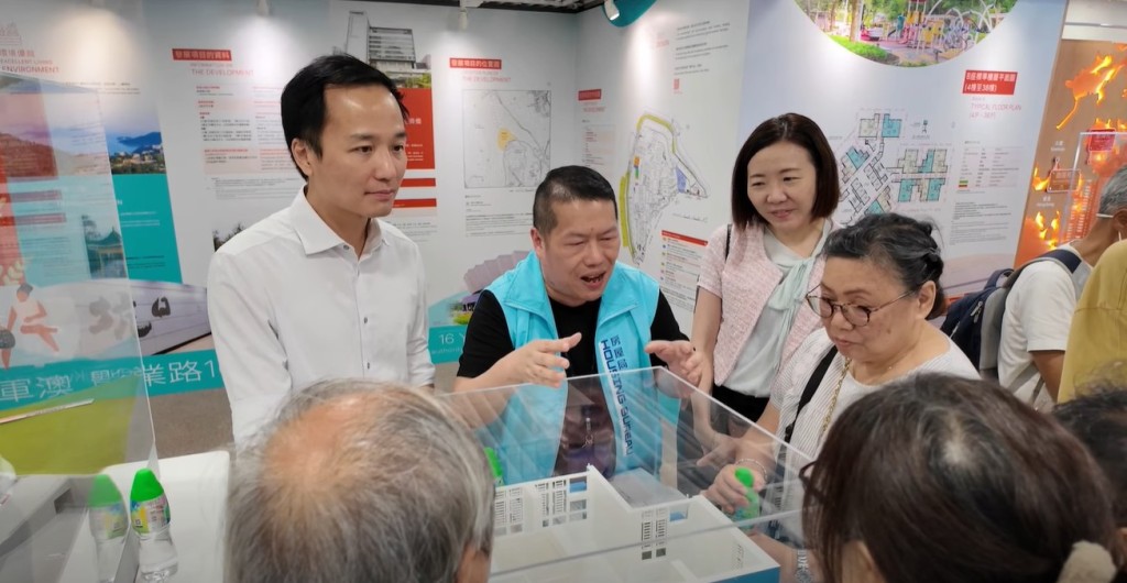 不少街坊一早做了功課，拿着售樓資料，認真比對銷售展覽的居屋模型。何永賢fb