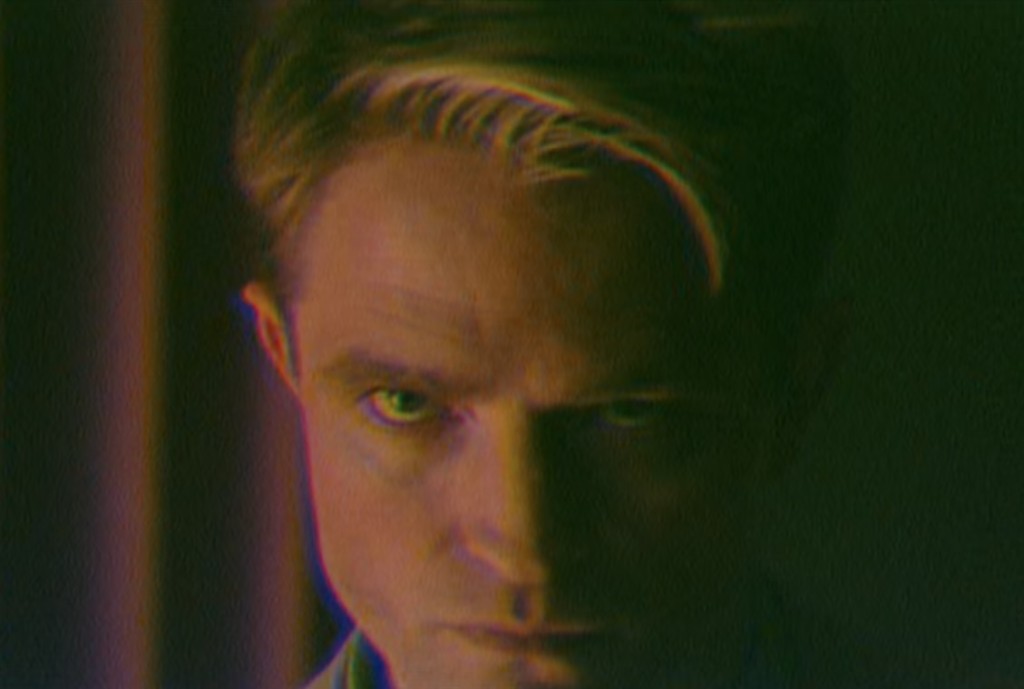 羅拔在新片扮演電視主持人Chris Hansen。 羅拔在新片扮演電視主持人Chris Hansen。