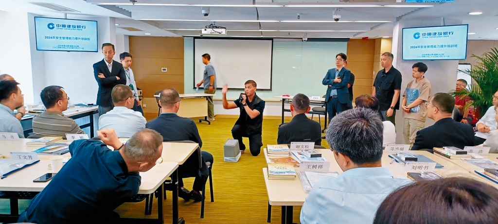 與銀行合作提供演習訓練,透過數個模擬突發情況讓他們了解香港面對突發事件的處理方法。