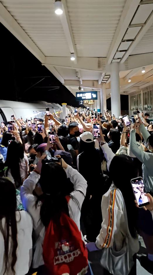 「私生」瘋粉在火車站圍堵藝人劉軒丞。抖音