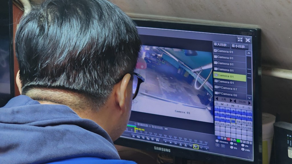 果欄負責人向記者展示閉路電視錄下口罩男犯案過程。黎志偉攝 果欄負責人向記者展示閉路電視錄下口罩男犯案過程。黎志偉攝