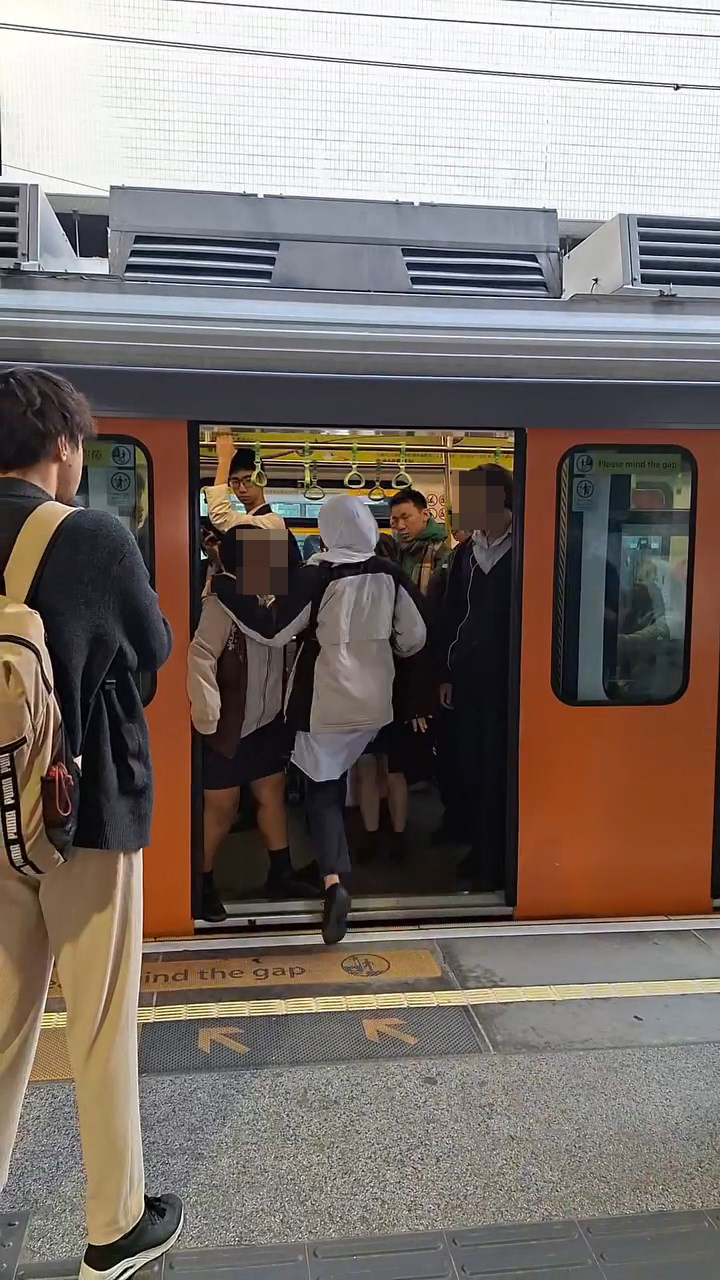 一男一女學生及時衝入車廂。threads@random_tree_sleeping影片截圖