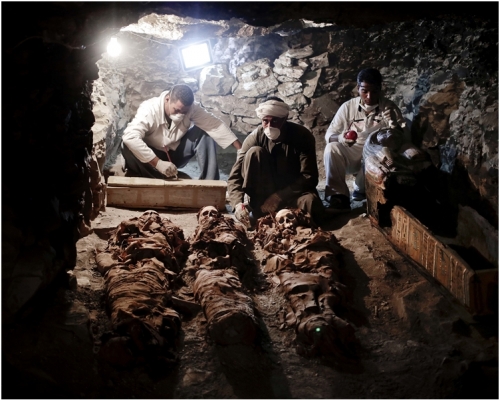 古墓内找到一个女子和两个孩子的木乃伊。AP