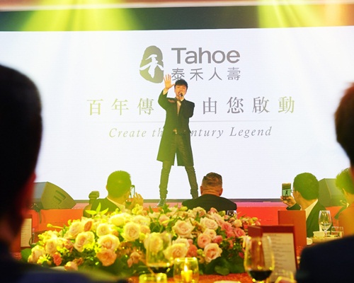 古巨基出現當然要唱歌。