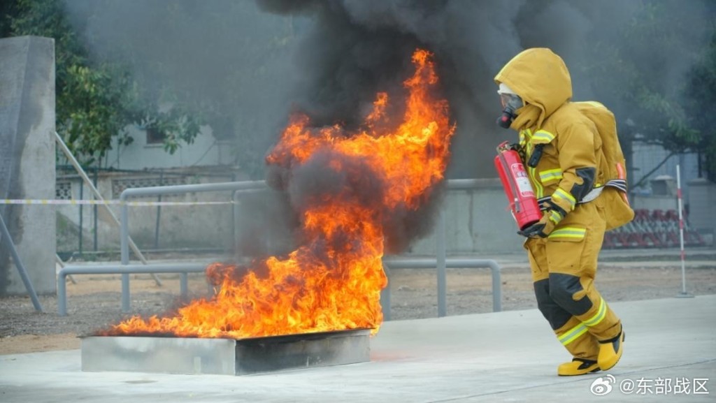 解放军官兵加强舰艇救火及堵塞的训练。东部战区