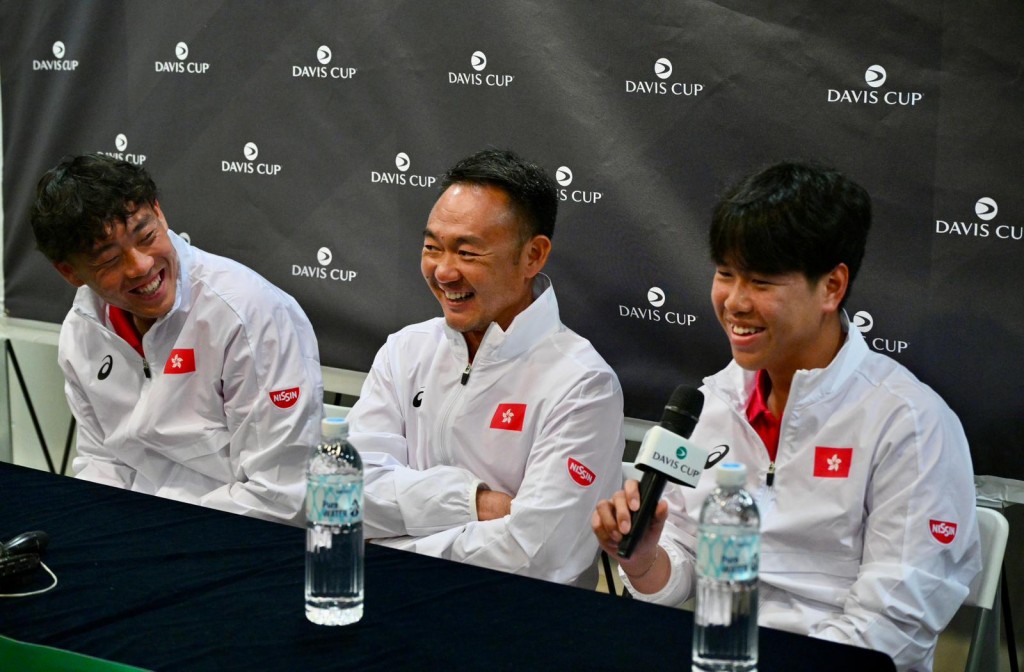 隊長余曉東（中）跟Coleman（左）及鄭肇致（右）在賽後記者會有講有笑。蘇正謙攝