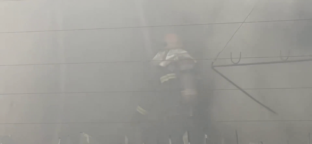 上海黃浦一小區突發火災，消防員濃煙下救火。