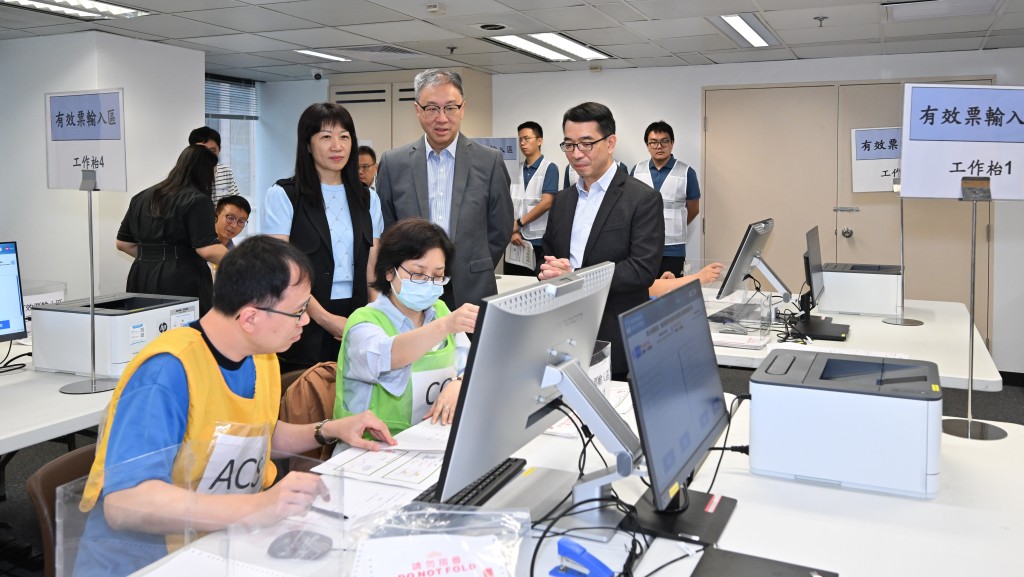 立法會選舉｜陸啟康視察中央點票站工作人員實習訓練  以加強員工協調和應變能力。政府新聞處