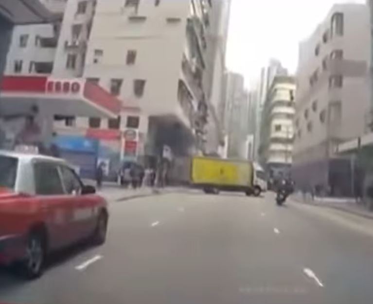 货车横越3条行车线，驶出光昌街。车cam L（香港群组）影片截图