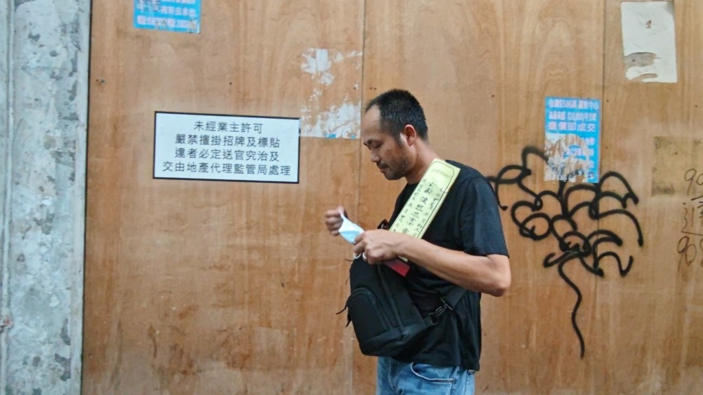 親友手執Lisa照片及招魂幡到場拜祭,神情哀傷。 親友手執Lisa照片及招魂幡到場拜祭,神情哀傷。
