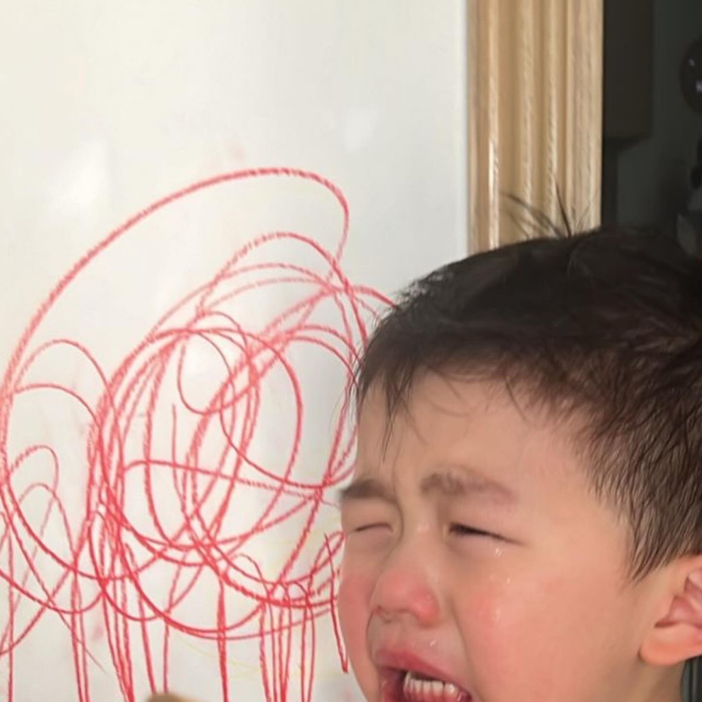 支喾仪在儿子林炜晟的IG贴上一段用了红色蜡笔涂污了一幅白色的墙的短片。