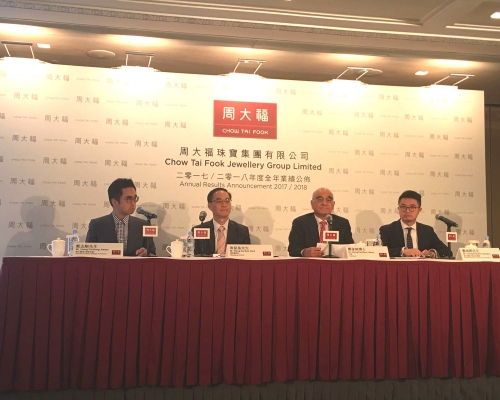 傳出中風後鄭家純首次現身業績會(右二)。