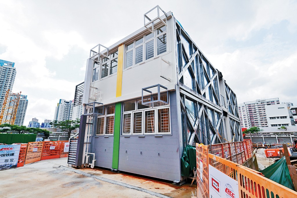 何永賢指現時多個簡約公屋項目正全速動工,形容是在興建「救生艇」。