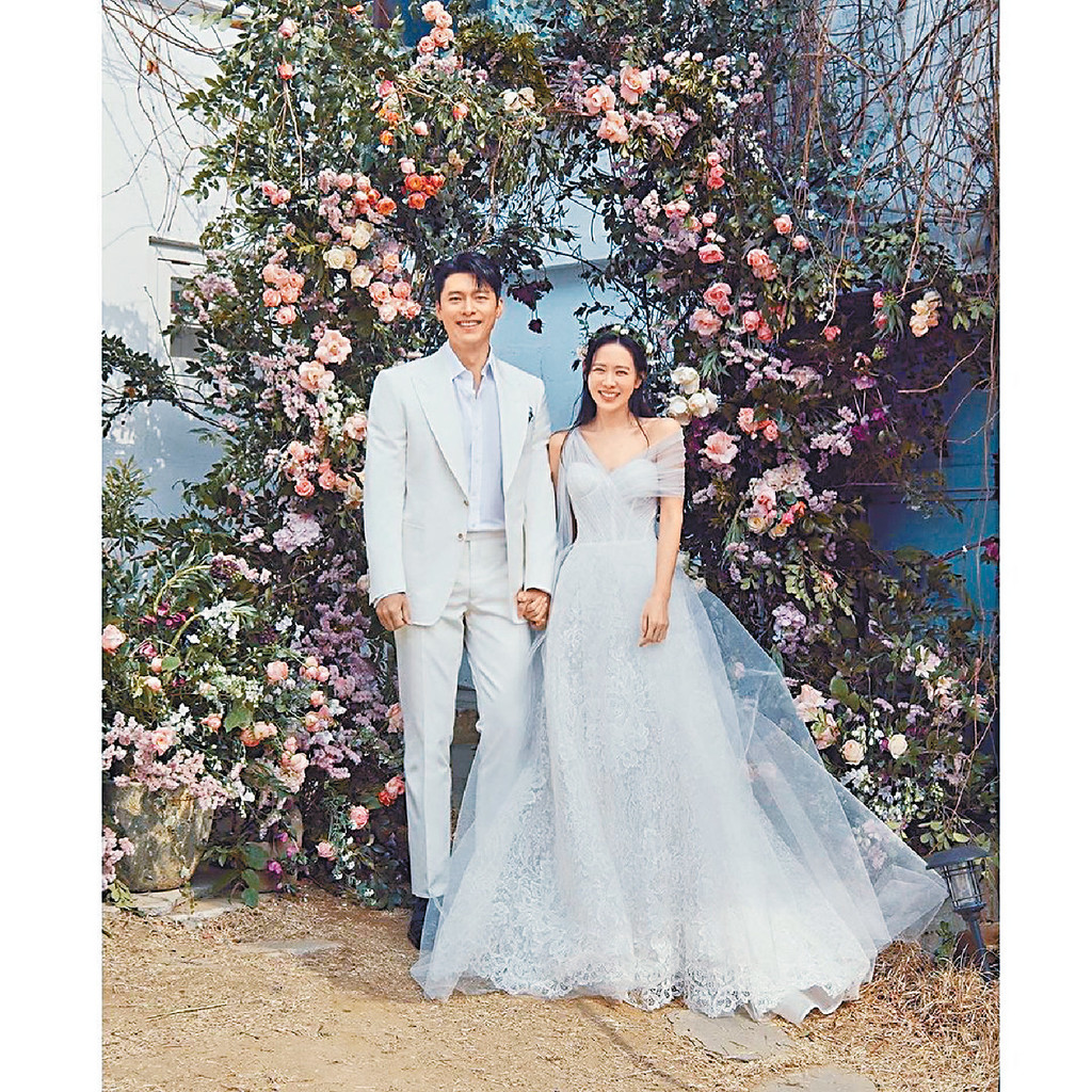 ■玄彬牽着孫藝珍的手在花架下的婚照，俊男美女有如劇照般美麗。