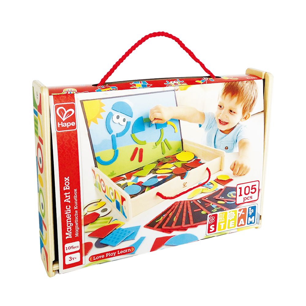 與寶寶玩HAPE藝術磁貼遊戲盒，有助刺激五官發展。
