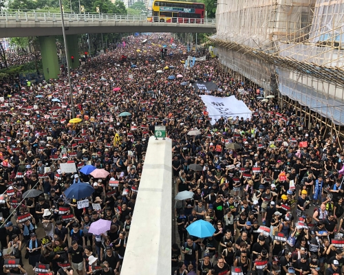 馬路擠滿黑衣人群。
