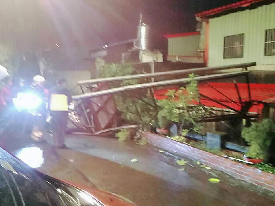 新北市整座水塔倒向路面。網上圖片