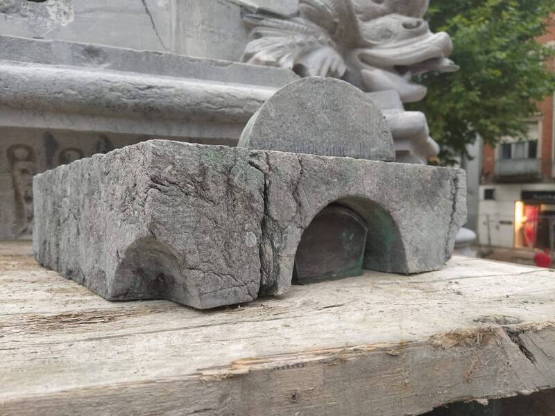 小盒子藏在石板下。網圖