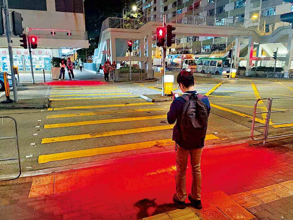 運輸署在全港約100個行人過路處安裝投射紅光的輔助裝置。