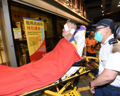 受伤的男职员。