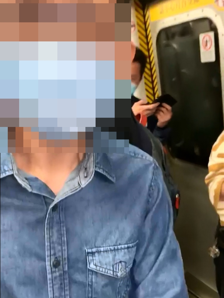 男事主揭發大叔所為之初,他不發一言,沒有回應。香港突發事故報料區facebook群組影片截圖