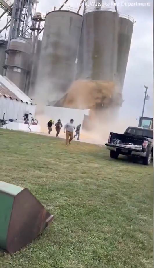 美国失去中国市场后，大豆滞销逼爆谷仓。X@Watseka Fire Department