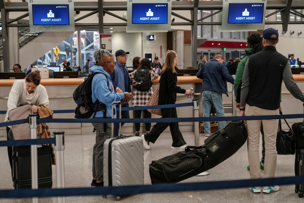 達菲呼籲旅客在機場需注意衣著得體。路透社