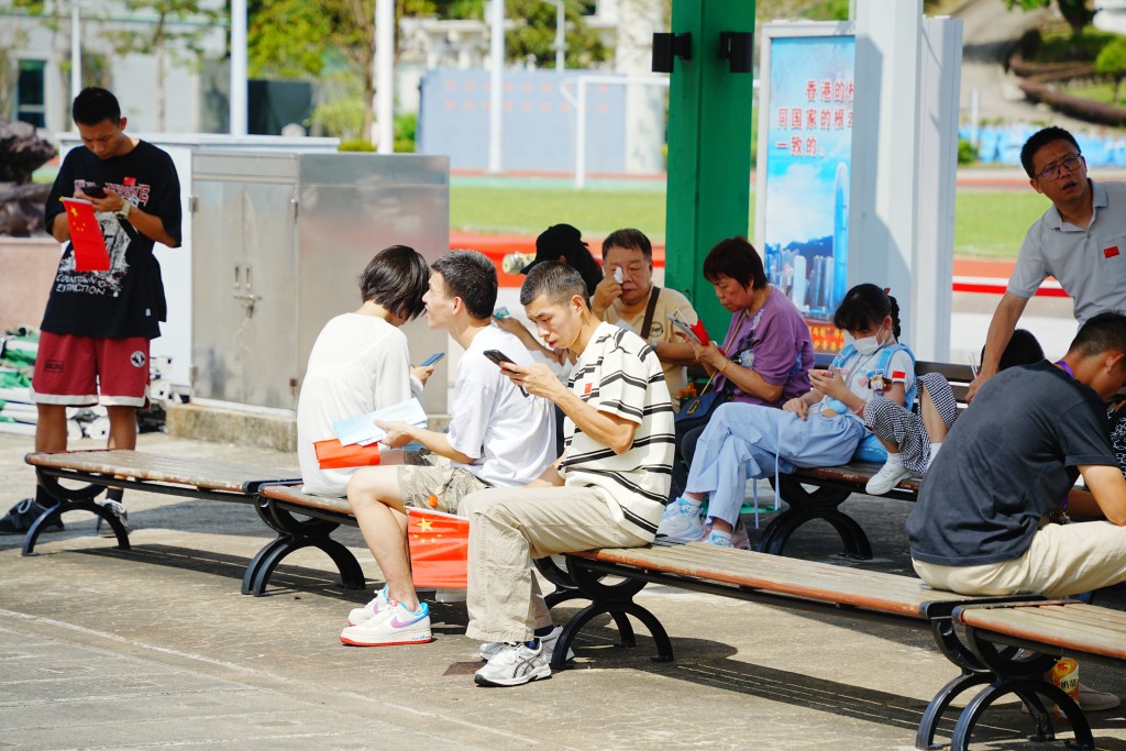 不少巿民前來參觀。