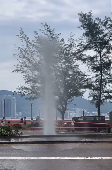 海水倒灌噴出數層樓高的水柱。FB唐伯虎車cam L（香港群組）