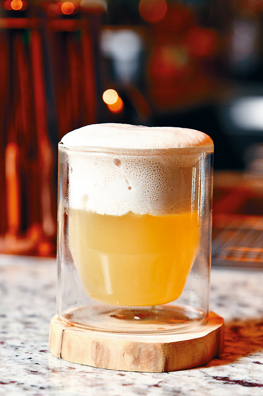 Bananaground 创作灵感来自一条香蕉的艺术作品，成分包括?酒、威士忌及香蕉蜜糖泡沫。