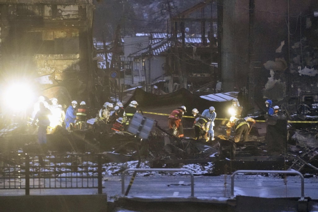 消防员继续在轮岛朝市瓦砾堆中搜索失踪者。美联社