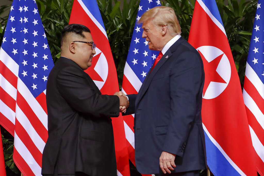 金正恩和特朗普握手,缔造70年来首度美朝首脑的历史。AP
