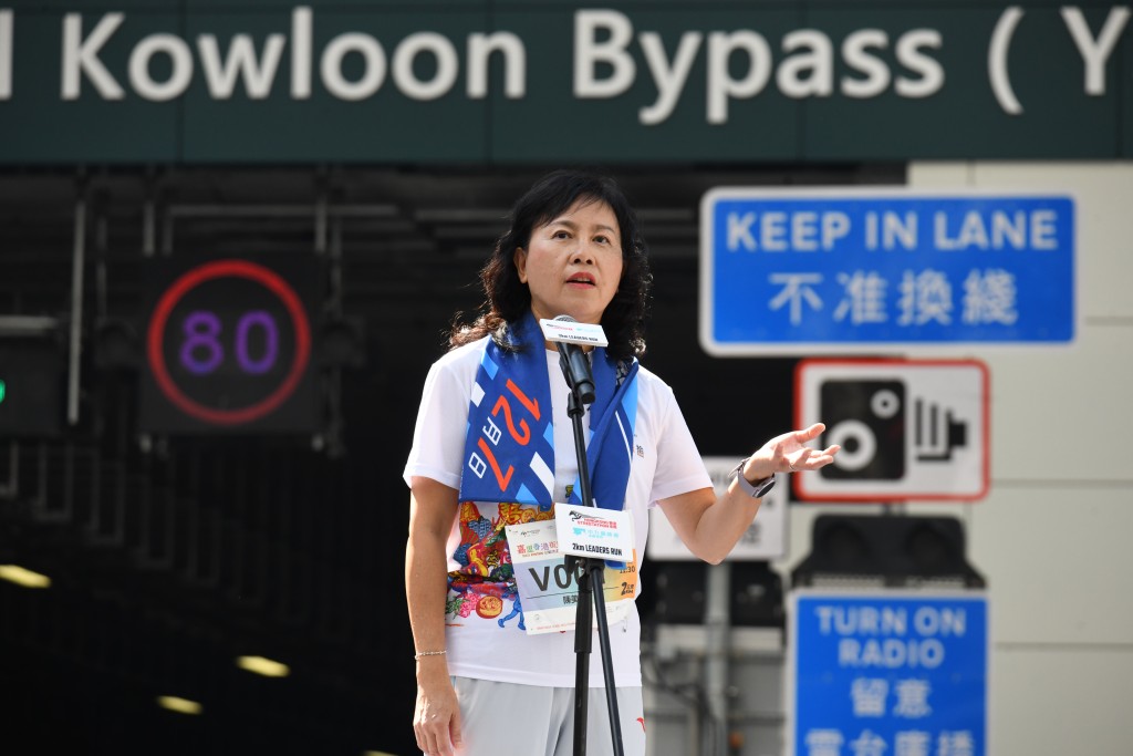 陈美宝出席领袖跑开跑仪式并致辞。何健勇摄