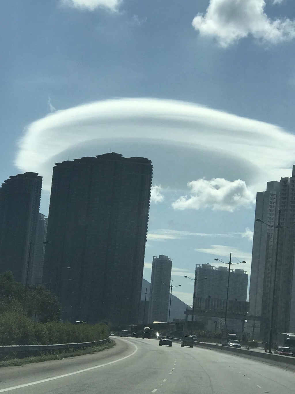 相中的雲稱為莢狀雲 （Lenticularis）。fb「香港風景攝影會」Chan Wai Nang攝
