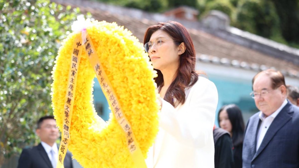 鄭麗文向已故國民黨領導人蔣介石獻花圈。FB