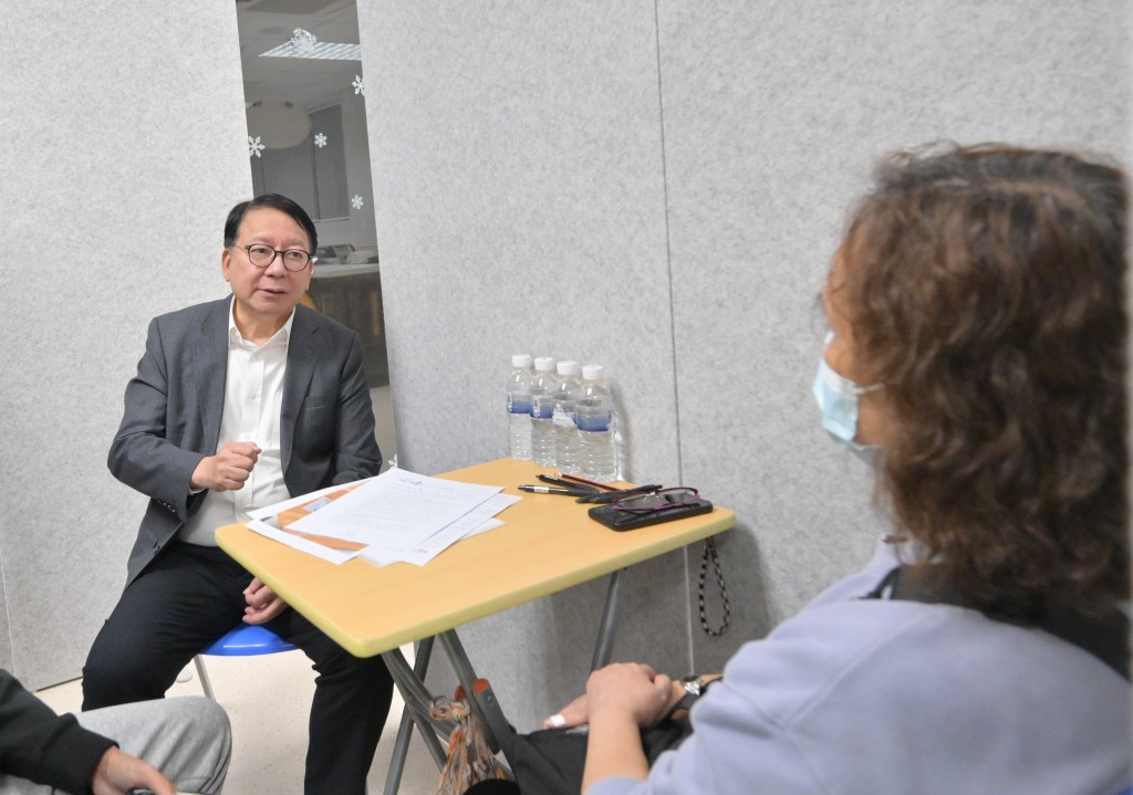 陳國基（左）到位於元朗錦上路的過渡性房屋項目「博愛江夏圍村」，探望受大埔宏福苑火災影響的居民。