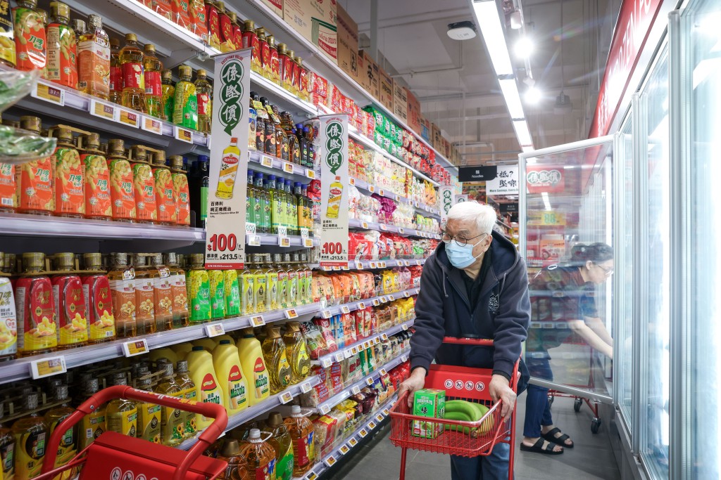 在各產品中，Darren更特別介紹1L的百得利橄欖油「非常抵」。