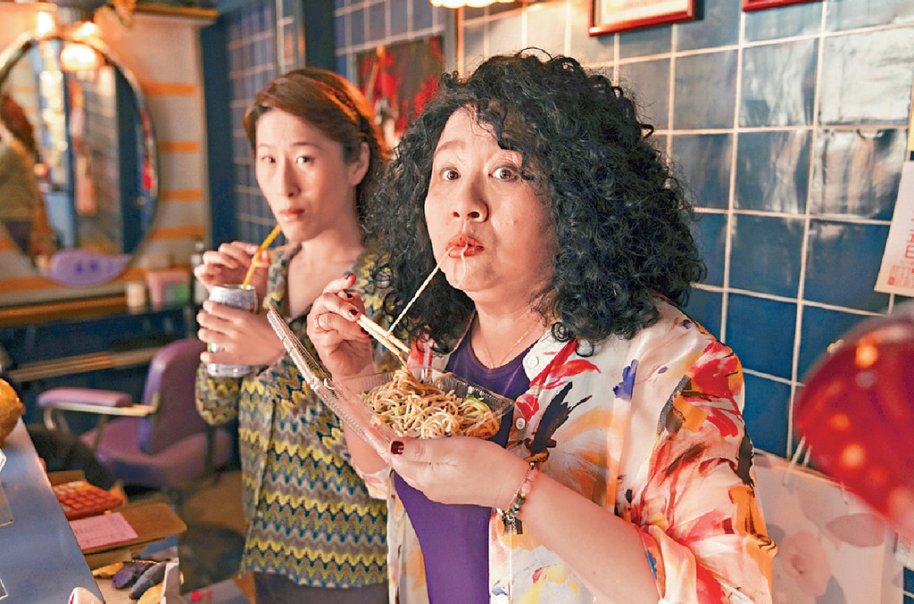 搞笑阿姨■百白（左）飾演阿芬的髮型屋同事阿娟，負責搞笑。