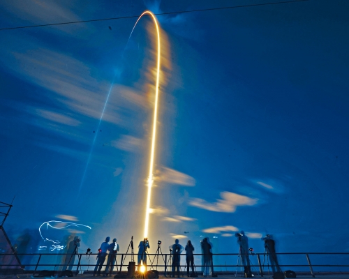 载着四名太空旅客的「猎鹰9号」火箭，周三晚从甘迺迪太空中心升空。