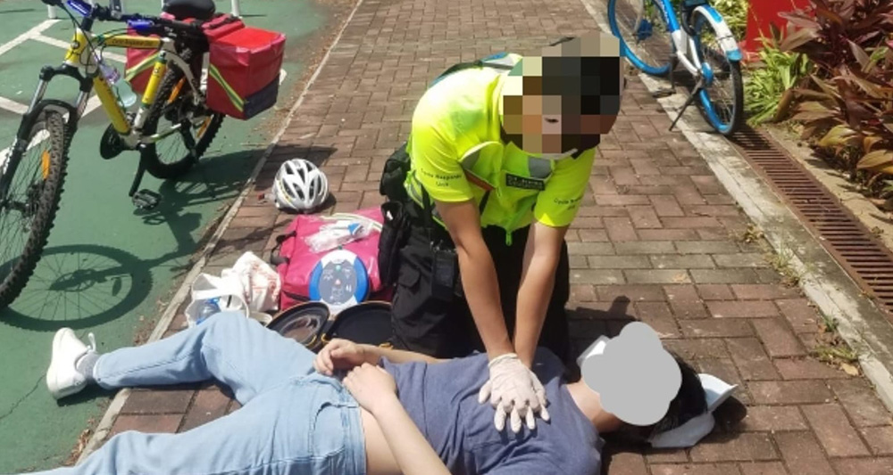 聖約翰救傷隊人員為暈倒街頭的男子急救。(網上圖片)