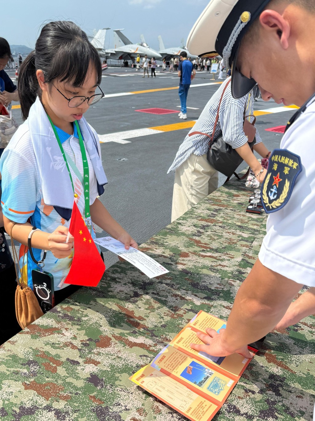 活動中,一眾RPL成員登上航空母艦「山東艦」、導彈驅逐艦「湛江艦」及導彈護衛艦「運城艦」。懲教署FB圖片 活動中,一眾RPL成員登上航空母艦「山東艦」、導彈驅逐艦「湛江艦」及導彈護衛艦「運城艦」。懲教署FB圖片