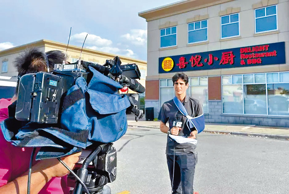 加國傳媒在喜悅小廚門外，報道集體食物中毒事件。  