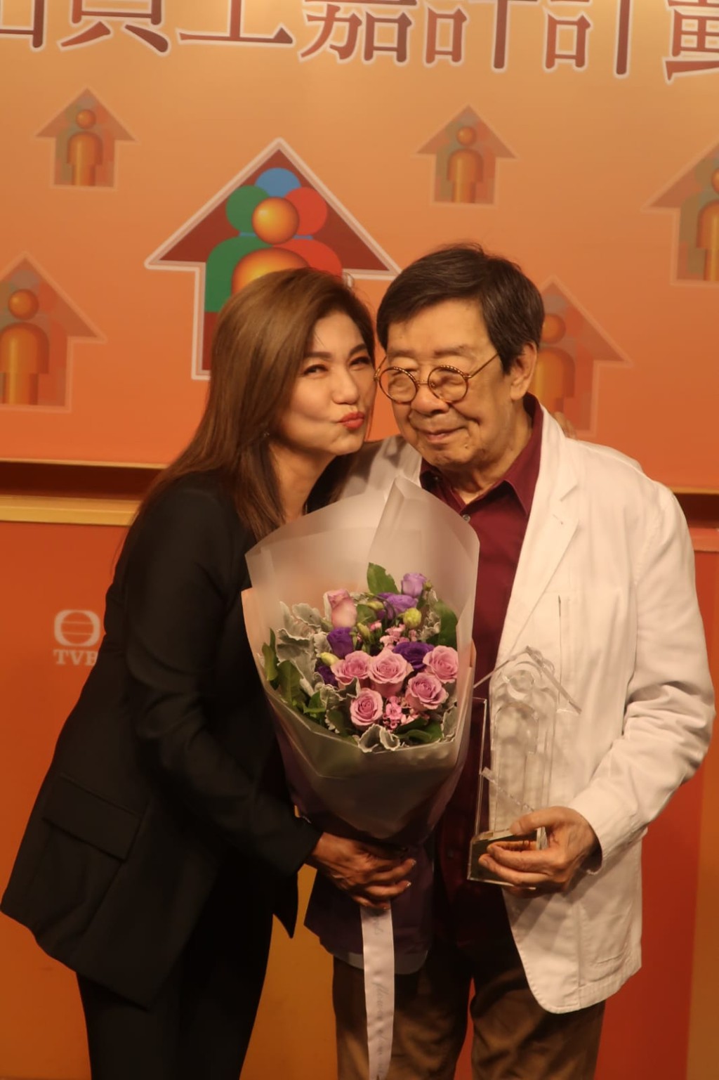 胡枫早前获TVB颁发杰出员工奖，获乐易玲献吻。