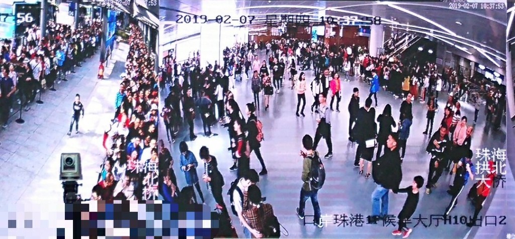 港珠澳大橋口岸人山人海。珠海交警圖片